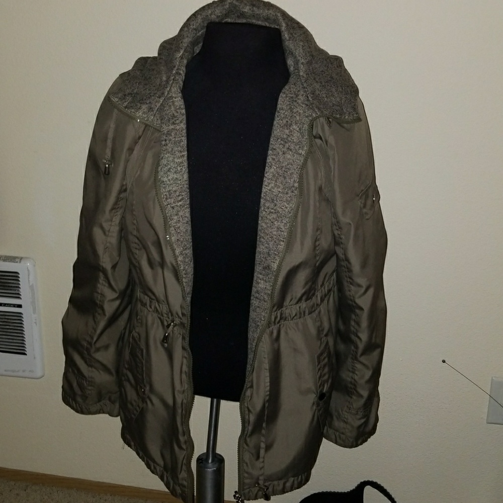 HOODED RAIN COAT